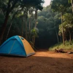Equipamentos de camping leves e portáteis para trilhas noturnas